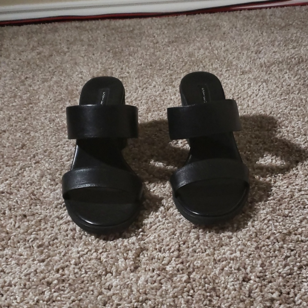 Black open toed shoes